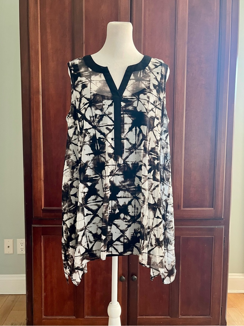 Alfani Sleeveless Black & White Abstract Sleeveless Tunic Top w/Asymmetrical Hem